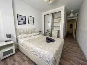 sypialnia z łóżkiem i lustrem w obiekcie Central & Beautiful Apartment by DV Properties #P2 w Maladze