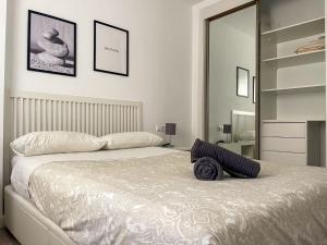 sypialnia z dużym białym łóżkiem i lustrem w obiekcie Central & Beautiful Apartment by DV Properties #P2 w Maladze