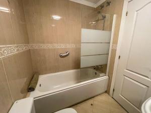 łazienka z białą wanną i toaletą w obiekcie Central & Beautiful Apartment by DV Properties #P2 w Maladze