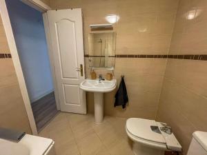 Łazienka w obiekcie Central & Beautiful Apartment by DV Properties #P2