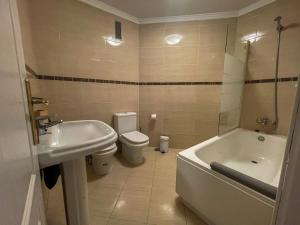 Łazienka w obiekcie Central & Beautiful Apartment by DV Properties #P2