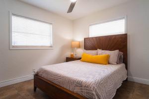 Ένα ή περισσότερα κρεβάτια σε δωμάτιο στο Comfy house walk to Stadium