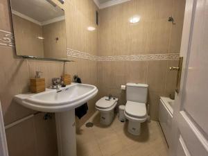 łazienka z umywalką i toaletą w obiekcie Central & Beautiful Apartment by DV Properties #P2 w Maladze