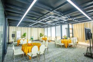 een vergaderzaal met tafels en stoelen en een televisie bij 520 hôtel & Résidence in Abidjan