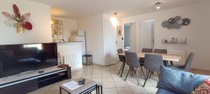 salon ze stołem i jadalnią w obiekcie Auva - SILS Maison 48 m2 à 5 minutes à pied de la plage w mieście Saint-Aubin-sur-Mer