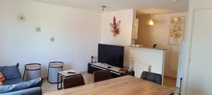 Telewizja i/lub zestaw kina domowego w obiekcie Auva - SILS Maison 48 m2 à 5 minutes à pied de la plage