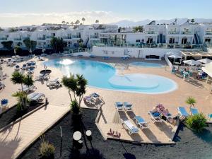 an overhead view of a swimming pool at a resort at Hotel Plaza Palmeras in Puerto del Carmen