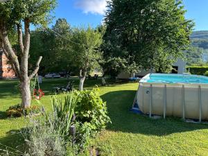 ein Swimmingpool im Garten eines Hauses in der Unterkunft Apartments Celopek in Ličko Petrovo Selo