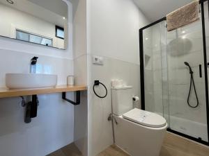 ein Badezimmer mit Toilette, Waschbecken und Dusche in der Unterkunft Plaza Libertad Grupo AC Gestion in Cádiz + 26 Fotos