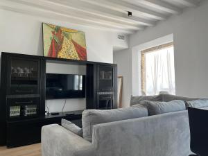 ein Wohnzimmer mit Couch und Flachbildfernseher in der Unterkunft Plaza Libertad Grupo AC Gestion in Cádiz