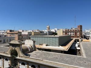 ein Blick auf eine Stadt mit Gebäuden und Dächern in der Unterkunft Plaza Libertad Grupo AC Gestion in Cádiz