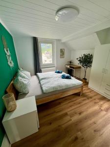 Una cama o camas en una habitación de Hotel - Haus Biasca