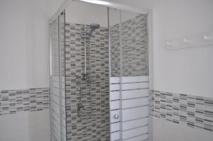 La salle de bains est pourvue d'une douche et de carrelage noir et blanc. dans l'établissement Residenza Benvenuto Cellini, à La Maddalena 42 autres photos