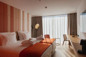 リスボンにあるLumen Hotel & The Lisbon Light Showのホテルルーム(タオル付)