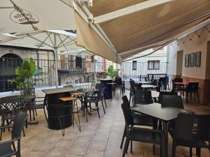 蒙达卡Hotel Branka的一间空餐厅,配有桌椅