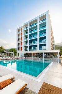 Bazén v ubytování Morina Beach Hotel nebo v jeho okolí