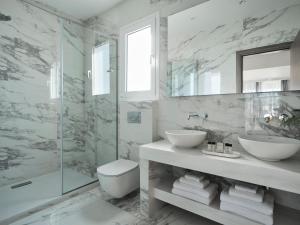 Koupelna v ubytování AVA Residences Athens Riviera + 17 fotografií