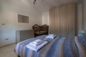 a bedroom with a bed with two towels on it at Casa vacanze da Nicola in Saponara Villafranca
