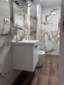 Ein Badezimmer in der Unterkunft Riviera Hotel-City Center