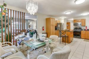 مطبخ أو مطبخ صغير في Charming, Restful Getaway