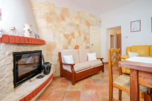 Televízia a/alebo spoločenská miestnosť v ubytovaní Agriturismo La Genziana