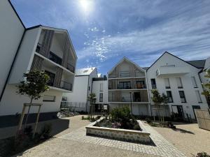 une rangée de bâtiments blancs dans une cour dans l'établissement 3 pièces 68m², jardin clos, 150m plage, wifi, à Saint-Pierre-Quiberon