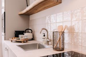 ザントフォールトにあるDutch Grand Prix Beach Houseのシンクとカウンタートップのあるキッチン +25枚の写真