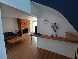 Maison Magnolia في Marcorignan: غرفة معيشة بها أريكة وطاولة