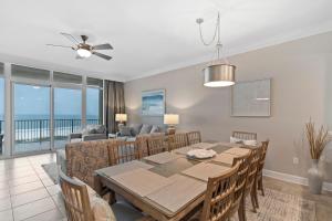 オレンジビーチにあるPhoenix Orange Beach II 402 by Liquid Lifeのテーブルと椅子のあるダイニングルームとリビングルーム