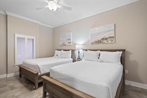 オレンジビーチにあるPhoenix Orange Beach II 402 by Liquid Lifeのベッド2台と窓のある寝室 +40枚の写真