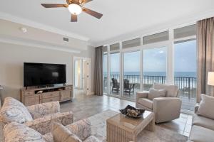 オレンジビーチにあるPhoenix Orange Beach II 402 by Liquid Lifeの薄型テレビとソファのあるリビングルーム