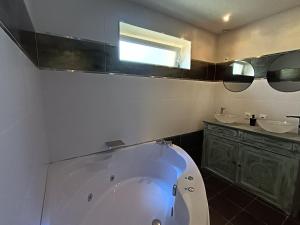 Maison Magnolia في Marcorignan: حمام مع حوض أبيض ومغسلتين +37 صورة