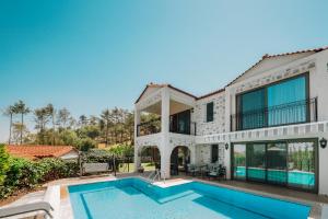 The swimming pool at or close to Alya Villa Butik Hotel
