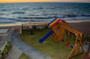 Ο χώρος παιχνιδιού για παιδιά στο Hermoso y nuevo dpto a pie de playa