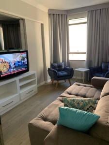 Μια τηλεόραση ή/και κέντρο ψυχαγωγίας στο Flat Mobiliado - Ap 47 L Hirondelle
