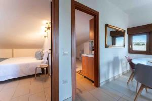 En eller flere senge i et værelse på Surf Escape Poetto