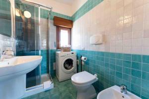 Et badeværelse på Surf Escape Poetto + 10 billeder