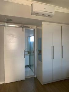Η κουζίνα ή μικρή κουζίνα στο Flat Mobiliado - Ap 47 L Hirondelle