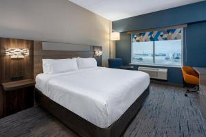Postel nebo postele na pokoji v ubytování Holiday Inn Express & Suites Vaughan-Southwest by IHG