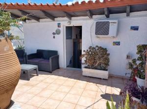 eine Terrasse mit Sofa und Heizung in der Unterkunft Studio Old Town With Terrace in Rethymno