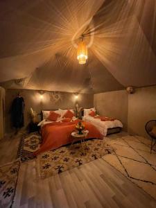 Кровать или кровати в номере Lana Starlight Merzouga