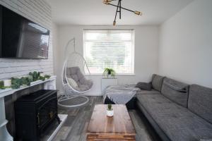 Gallery image of Charming Semi with KingBed and Cozy Interiors in Blackburn