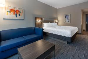 Postel nebo postele na pokoji v ubytování Holiday Inn Express & Suites Vaughan-Southwest by IHG
