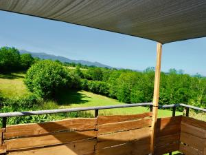 une véranda avec vue sur un champ et des arbres dans l'établissement Udée belle vue, à Gan