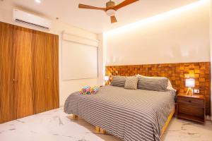 een slaapkamer met een bed en een plafondventilator bij 1BR 2BA | Romantic Zone w/ Rooftop Pool & Gym in Puerto Vallarta +19 foto's
