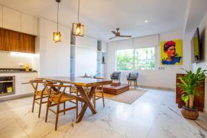 een keuken en eetkamer met een houten tafel en stoelen bij 1BR 2BA | Romantic Zone w/ Rooftop Pool & Gym in Puerto Vallarta