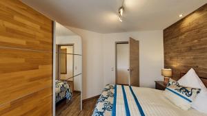 Postel nebo postele na pokoji v ubytování Ferienwohnung Exclusiv-Apartment Seepanorama in Schalkenmehren am See