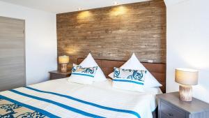 Postel nebo postele na pokoji v ubytování Ferienwohnung Exclusiv-Apartment Seepanorama in Schalkenmehren am See