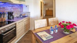 Kuchyň nebo kuchyňský kout v ubytování Ferienwohnung Exclusiv-Apartment Seepanorama in Schalkenmehren am See