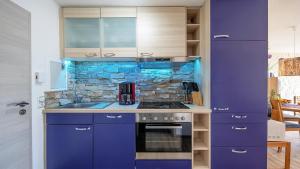 Kuchyň nebo kuchyňský kout v ubytování Ferienwohnung Apartment Seehöhe - im Maarberg Resort - in Schalkenmehren am See